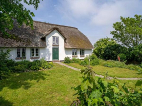 The stylishly restored and thatched holiday home is located on a terp, Westerhever